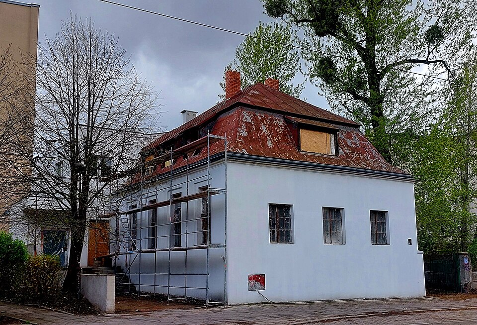 Капитальный ремонт здания, фасад в строительных лесах